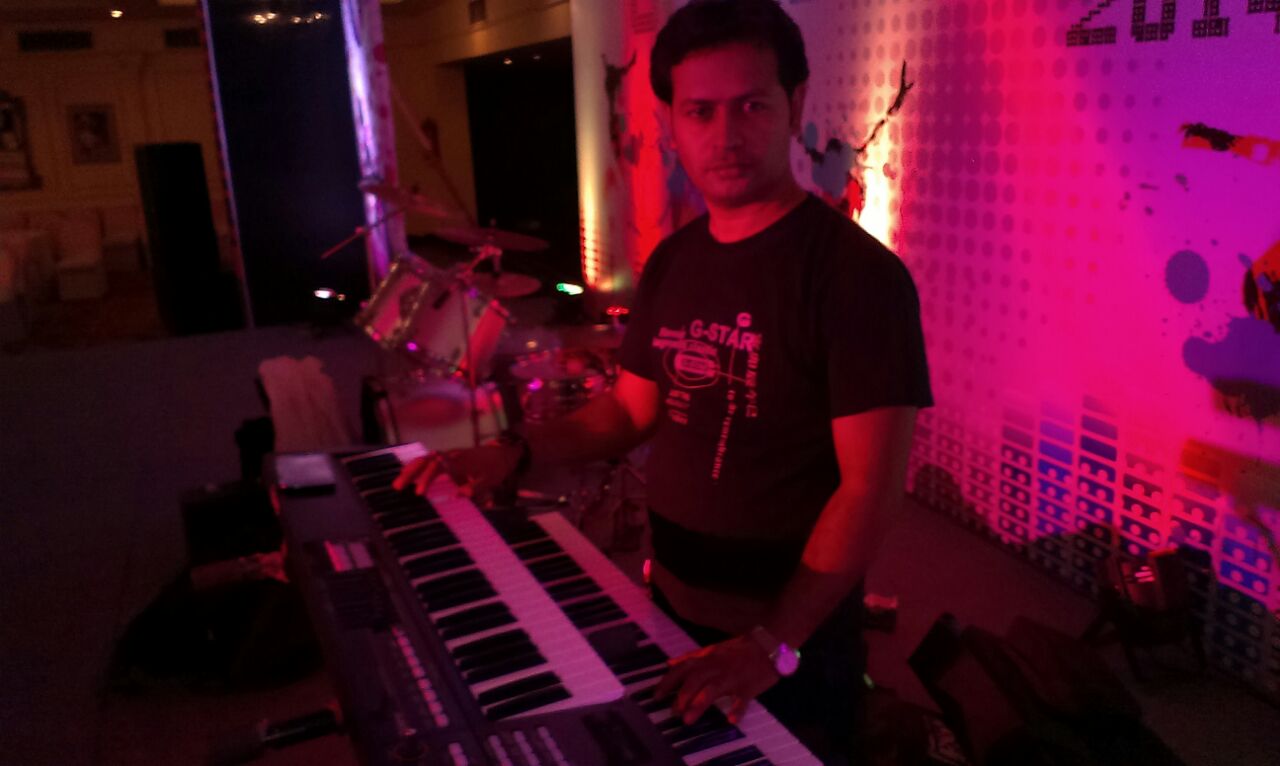 male keyboard players Ashdod Israel
